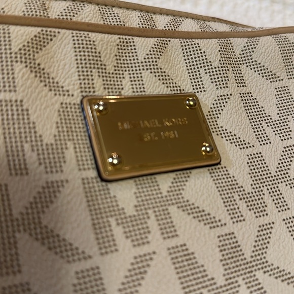 Micheal kors crossbody - Picture 2 of 5